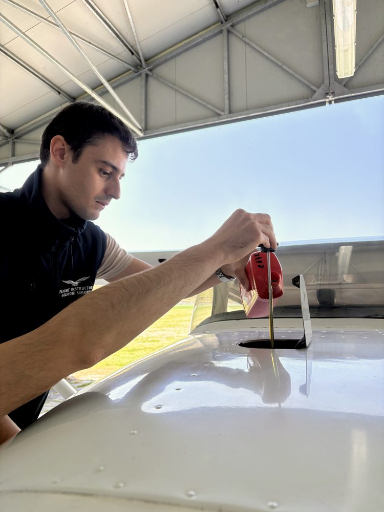 Controllo fisico del livello di carburante con asta graduata: il piano parte da una quantità iniziale attendibile, verificata con il metodo previsto per l’aeroplano.