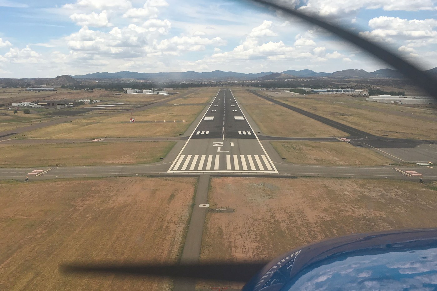 Pista e terreno circostante visti dal cockpit: i dati prestazionali devono essere confrontati con lo spazio e gli ostacoli reali. Una fotografia non consente di calcolare la distanza necessaria.