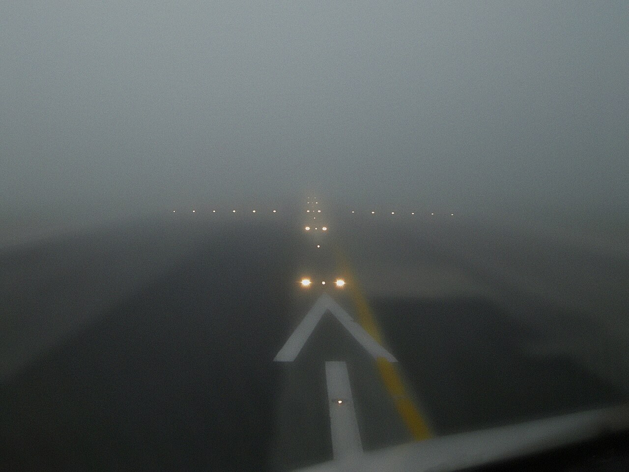 Pista di Lisbona vista dal cockpit nella nebbia: i riferimenti si attenuano con la distanza. La foto illustra il problema della visibilità; non rappresenta le condizioni attuali e non permette di ricavare minimi operativi.