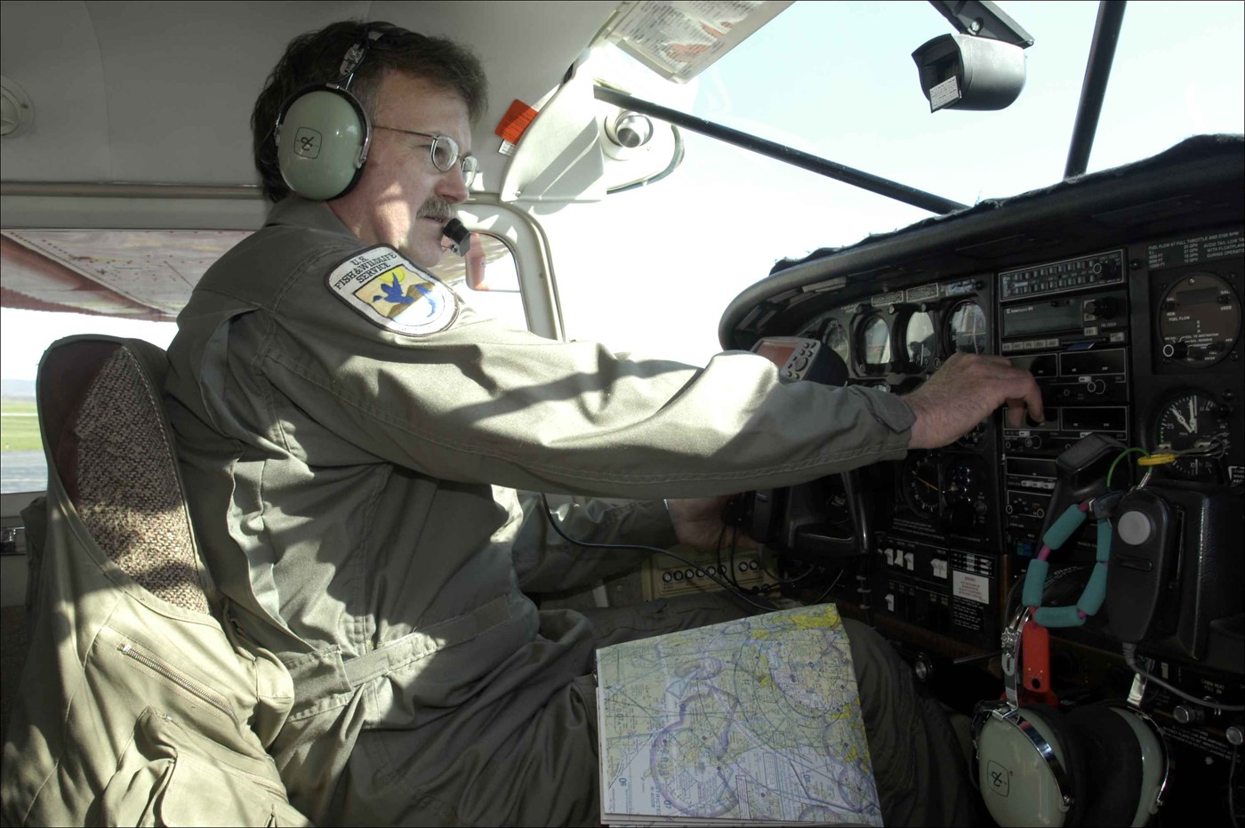 Carta VFR dell’area Baltimore–Washington visibile in cabina. È un esempio di lettura dello spazio aereo: per volare in Italia occorrono carte e regole locali aggiornate.